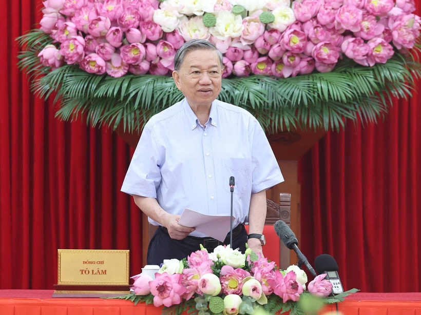 Party General Secretary To Lam speaks at the working session on July 30, discussing the draft documents to be submitted to the 14th National Party Congress. (Photo: VNA)