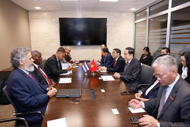 The two top legislators agree to strengthen the bilateral ties at their meeting in Geneva on July 30. (Photo: VNA) vna-potal-chu-tich-quoc-hoi-tran-thanh-man-gap-chu-tich-quoc-hoi-cuba-8180482.jpg