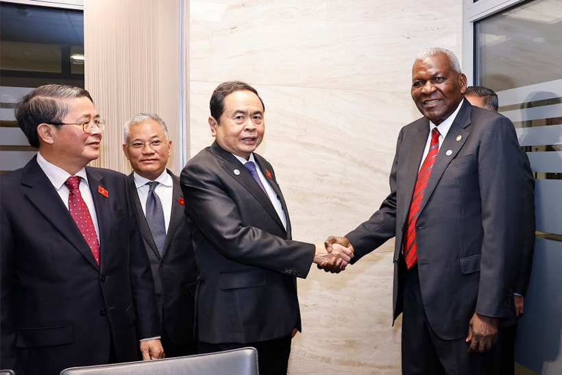 Chairman of the National Assembly Tran Thanh Man (second from left) shakes hands with President of the National Assembly of People’s Power of Cuba Esteban Lazo. (Photo: VNA)