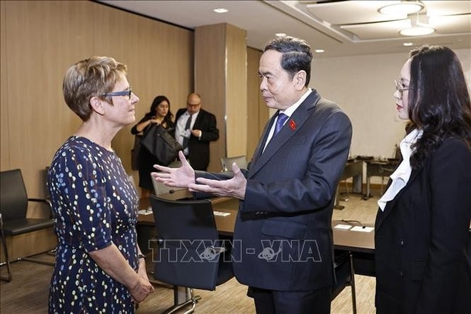 Chairman of the National Assembly Tran Thanh Man (right) meets with Speaker of the Canadian Senate Raymonde Gagné on July 30. (Photo: VNA) canada.jpg