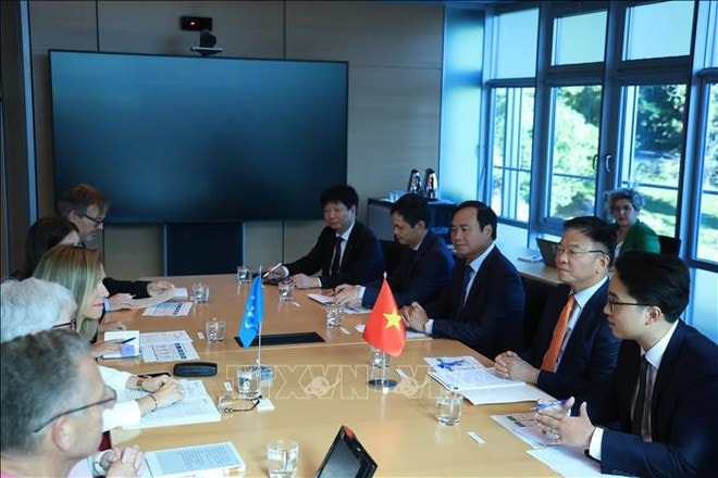 Deputy Prime Minister Le Thanh Long (second, right) holds a working sesion with the World Meteorological Organisation (WMO). (Photo: VNA) wmo.jpg