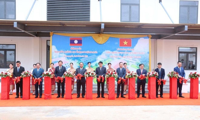Minister of Public Security General Luong Tam Quang (centre), his Lao counterpart Vilay Lakhamphong and other delegates cut the ribbon to inaugurate the drug treatment and rehabilitation centre in Vientiane province. (Photo: VNA) drug-rehabilitation-centre.jpg