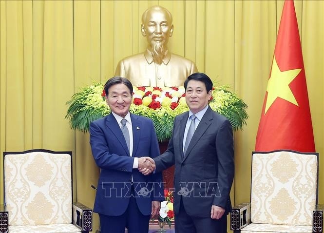 State President Luong Cuong (R) receives Park Chang-dal, Special Envoy of the Korean President. (Photo: VNA)