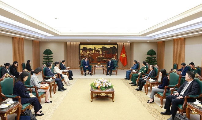 At the meeting between Prime Minister Pham Minh Chinh and Park Chang-dal, Special Envoy of the RoK President (Photo: VNA) pham-minh-chinh-2.jpg