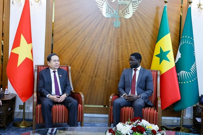 National Assembly Chairman Tran Thanh Man (L) meets with Senegalese President Bassirou Diomaye Faye. (Photo: VNA) vna-potal-chu-tich-quoc-hoi-tran-thanh-man-hoi-kien-tong-thong-senegal-8167799.jpg