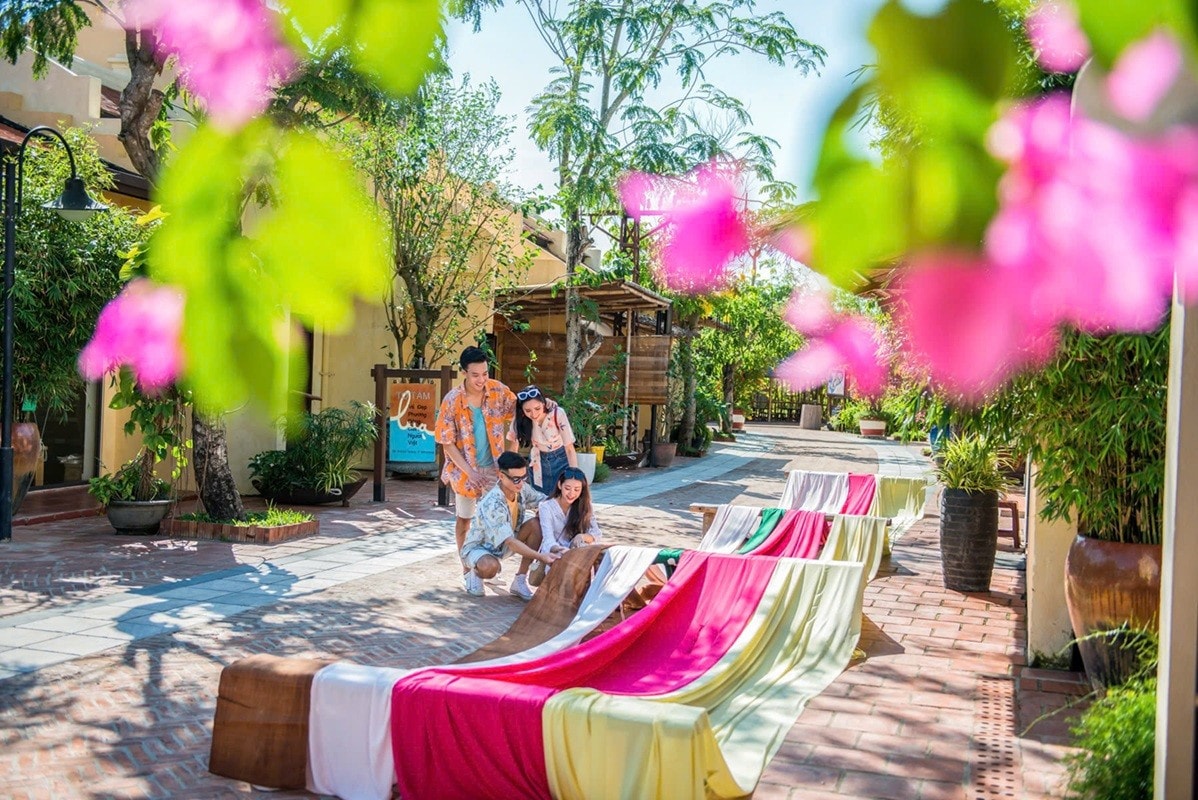 Khám phá “Tinh hoa làng nghề Việt” bằng những trải nghiệm mới lạ, sáng tạo. Ảnh: VinWonders. 4.jpg