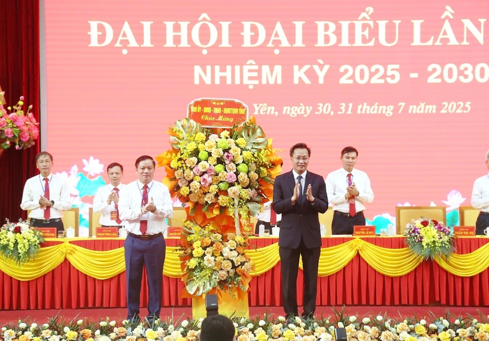 Đồng chí Bí thư Tỉnh ủy Nguyễn Hữu Nghĩa tặng hoa chúc mừng Đại hội (1)