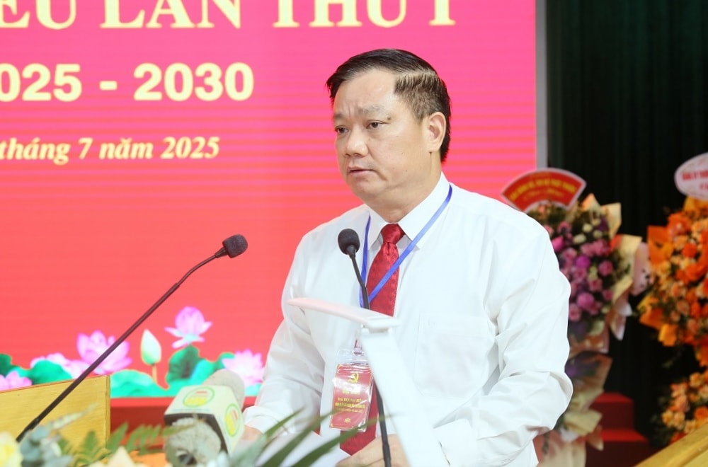 Đồng chí Nguyễn Khắc Thận, Phó Bí thư Tỉnh ủy, Bí thư Đảng ủy, Chủ tịch UBND tỉnh phát biểu tại Đại hội (1)