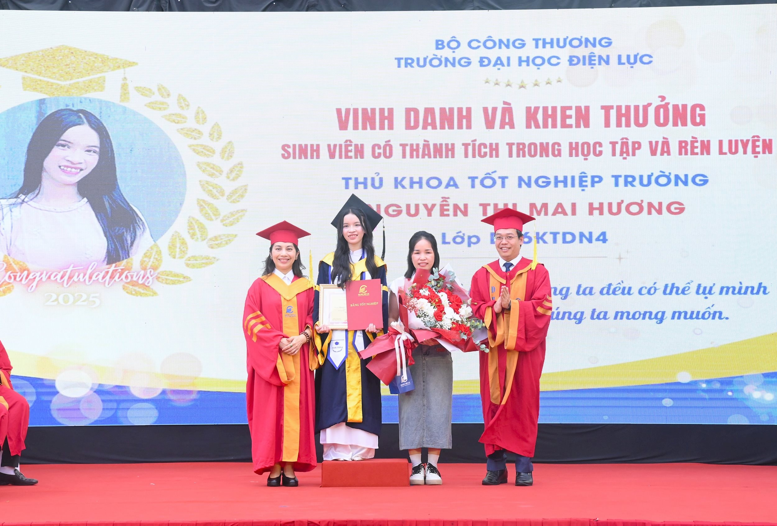 Sinh viên Nguyễn Thị Mai Hương nhận bằng tốt nghiệp. Ảnh: Mỹ Hạnh