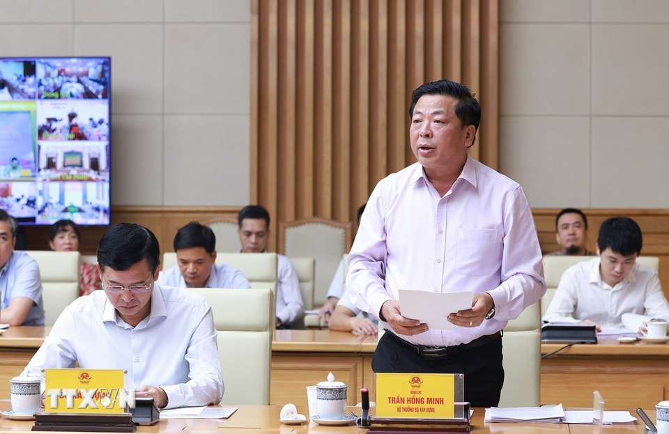 Bộ trưởng Bộ Xây dựng Trần Hồng Minh báo cáo kết quả và nhiệm vụ trọng tâm các dự án trọng điểm ngành giao thông vận tải. (Ảnh: Dương Giang/TTXVN)