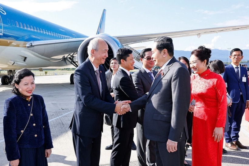 The farewell ceremony for National Assembly Chairman Tran Thanh Man (R) and his spouse at Geneva International Airport, Switzerland, on July 30. (Photo: VNA)
