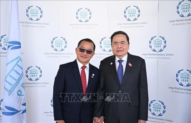 NA Chairman Tran Thanh Man (R) and Speaker of the Parliament of Singapore Seah Kian Peng. (Photo: VNA) chu-tich-qh-singapo.jpg