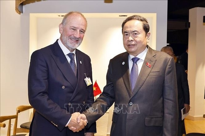 NA Chairman Tran Thanh Man (R) meets with Peter Samt, President of the Federal Council of Austria. (Photo: VNA) chu-tich-thuong-vien-ao.jpg