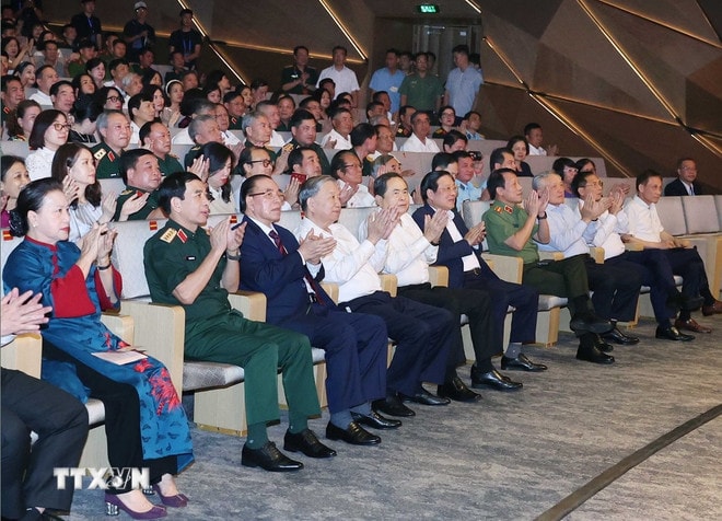 Tổng Bí thư Tô Lâm cùng các đồng chí lãnh đạo, nguyên lãnh đạo Đảng, Nhà nước dự chương trình nghệ thuật giao hưởng thính phòng