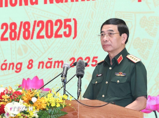 Đại tướng Phan Văn Giang, Ủy viên Bộ Chính trị, Phó Bí thư Quân ủy Trung ương, Bộ trưởng Bộ Quốc phòng phát biểu. (Ảnh: Thống Nhất/TTXVN) ttxvn-tong-bi-thu-to-lam-du-gap-mat-ky-niem-80-nam-ngay-truyen-thong-cong-an-nhan-dan-va-va-ngoai-giao-01-8.jpg