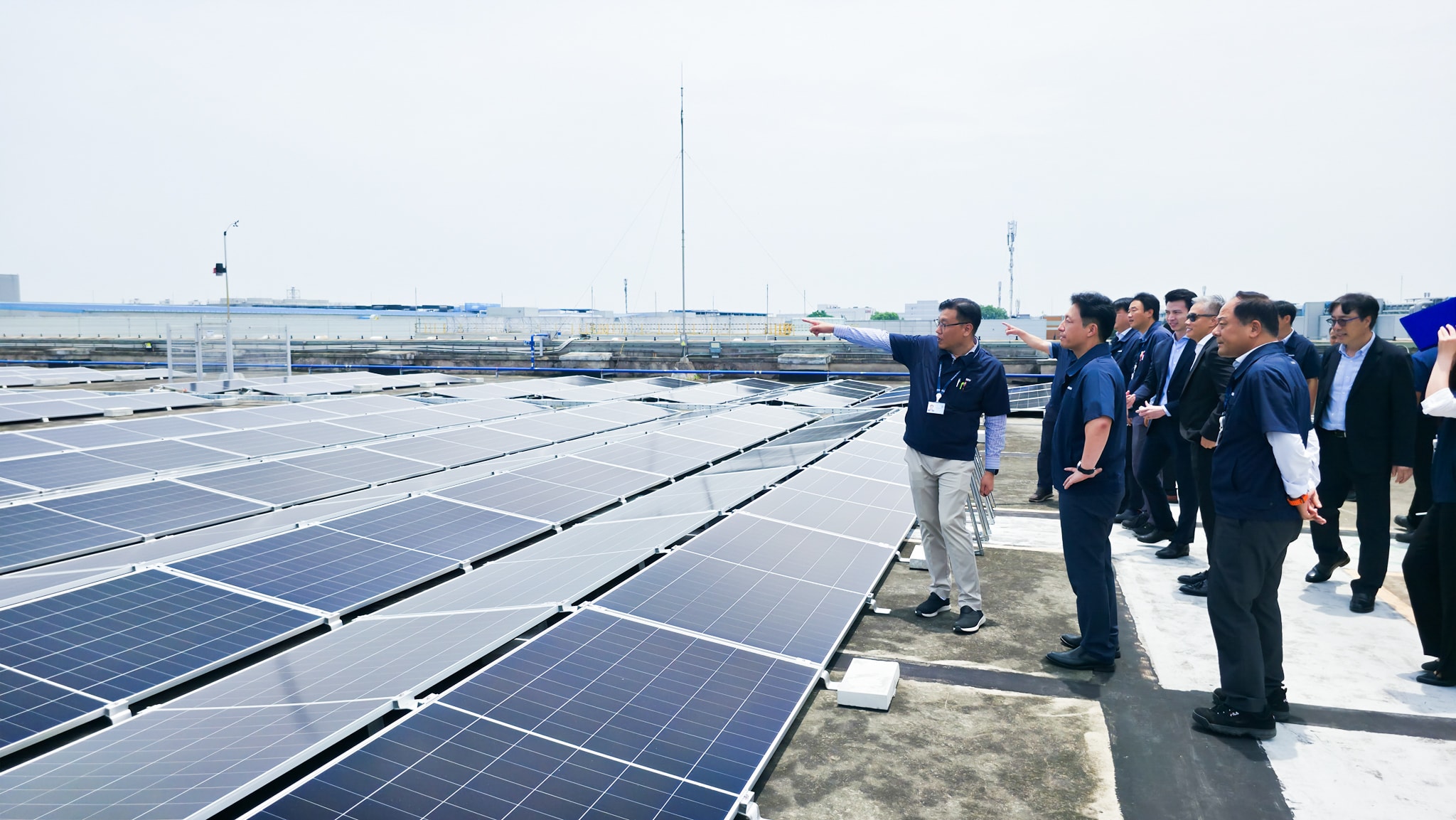 Các đại biểu tham quan hệ thống điện mặt trời áp mái tại SEV