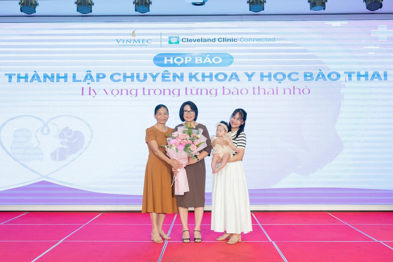 Các gia đình cám ơn, tri ân và tặng hoa chúc mừng Chuyên khoa Y học bào thai-