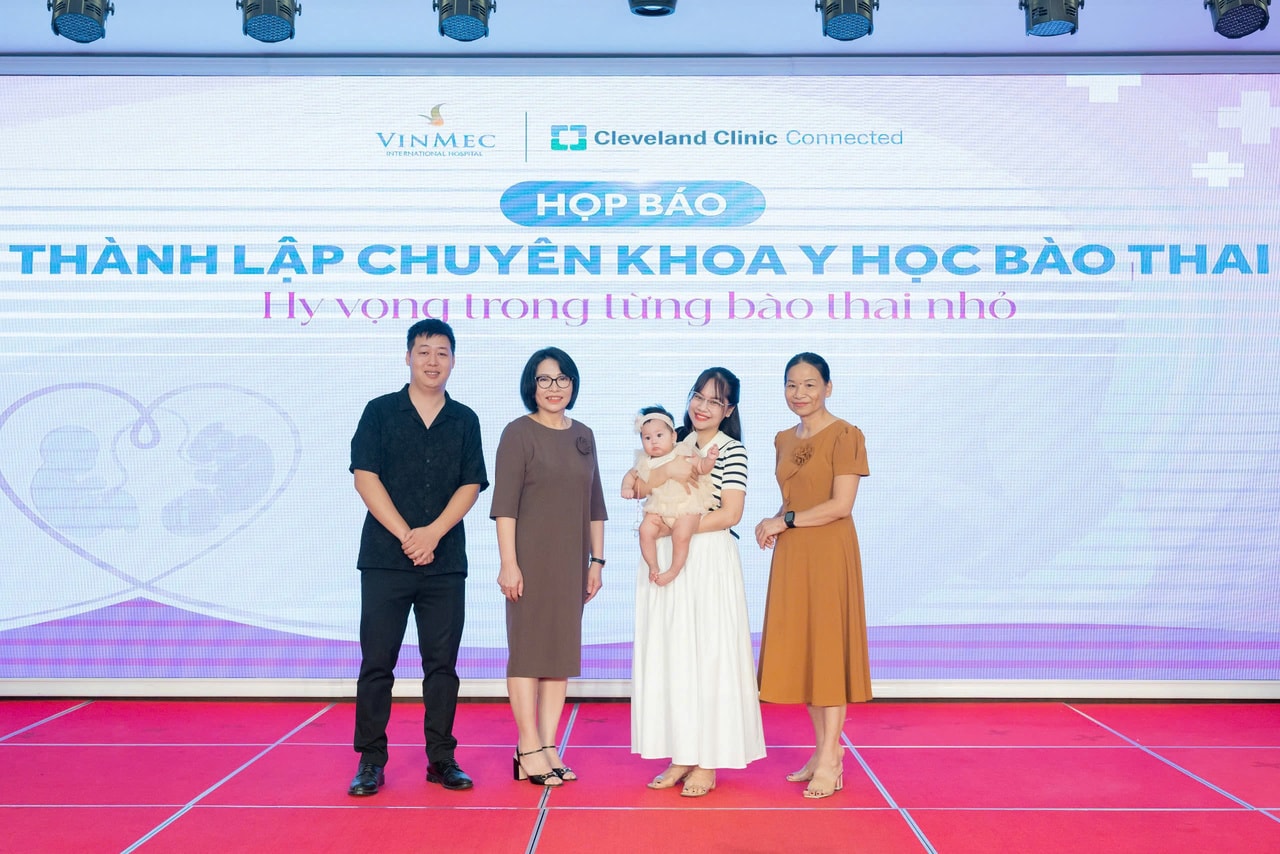 Các gia đình cám ơn, tri ân và tặng hoa chúc mừng Chuyên khoa Y học bào thai.