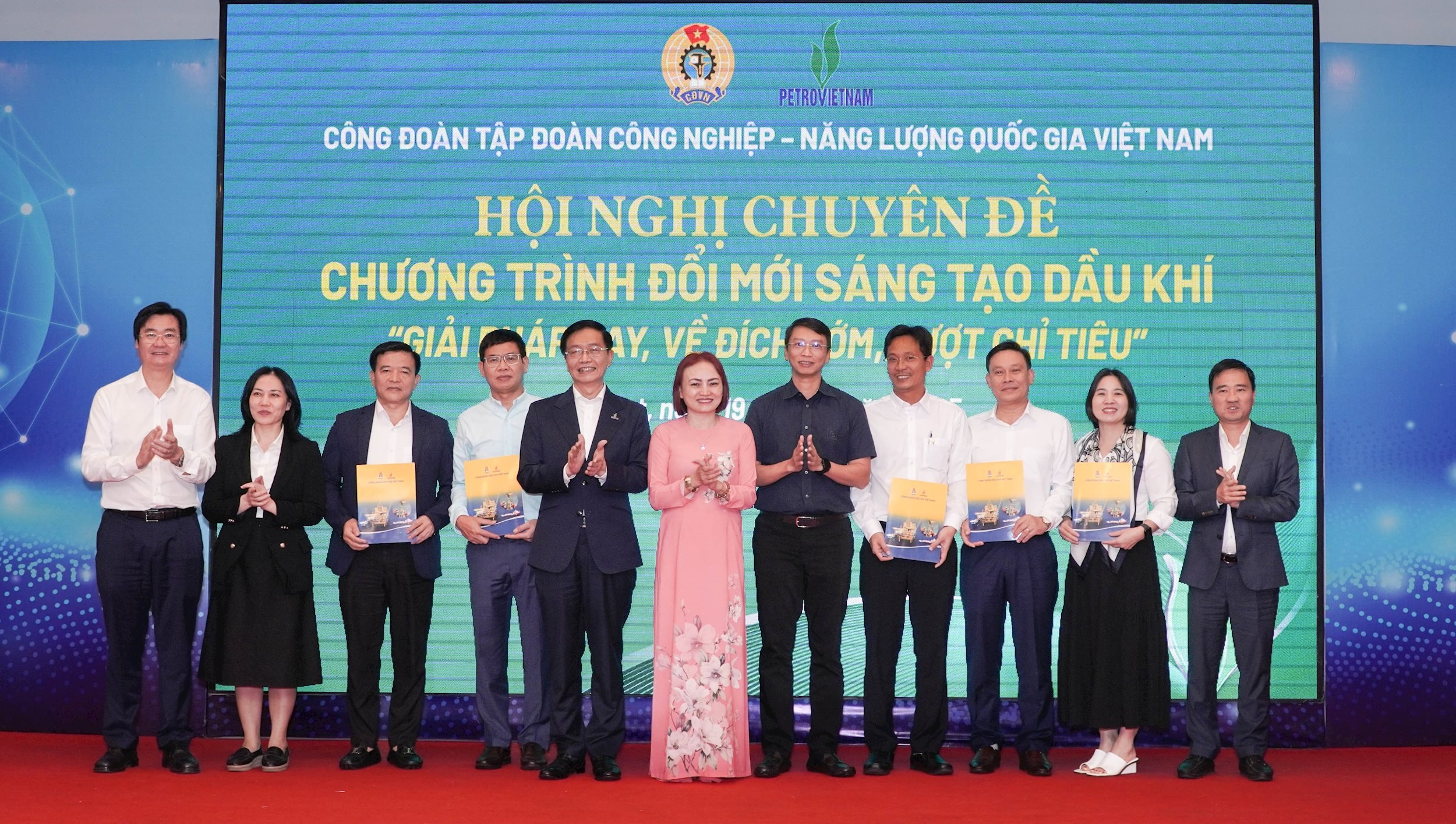 Công đoàn Petrovietnam khen thưởng 6 đơn vị tiêu biểu thực hiện Chương trình thi đua _Đổi mới sáng tạo dầu khí_ trong 6 tháng đầu năm.