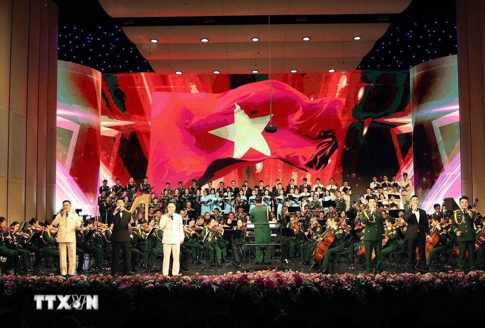 Chương trình nghệ thuật giao hưởng thính phòng “80 năm – Bản trường ca vang mãi” gồm 3 phần: Ánh sáng soi đường, Sứ mệnh vinh quang và Thanh âm kết nối. (Ảnh: Thống Nhất/TTXVN)