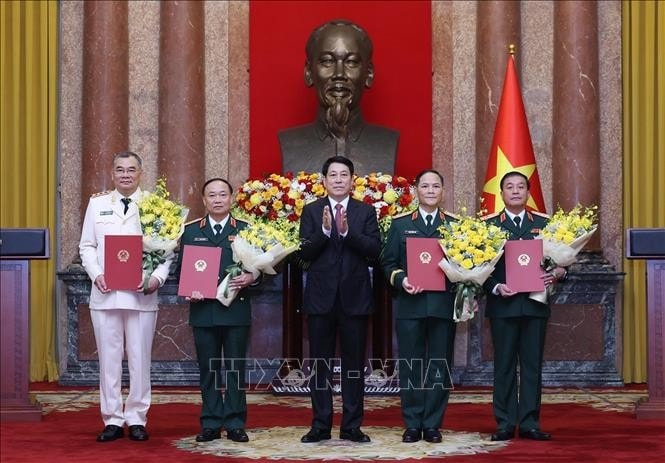 State President Luong Cuong (centre) and the newly promoted officers at the ceremony. (Photo: VNA)