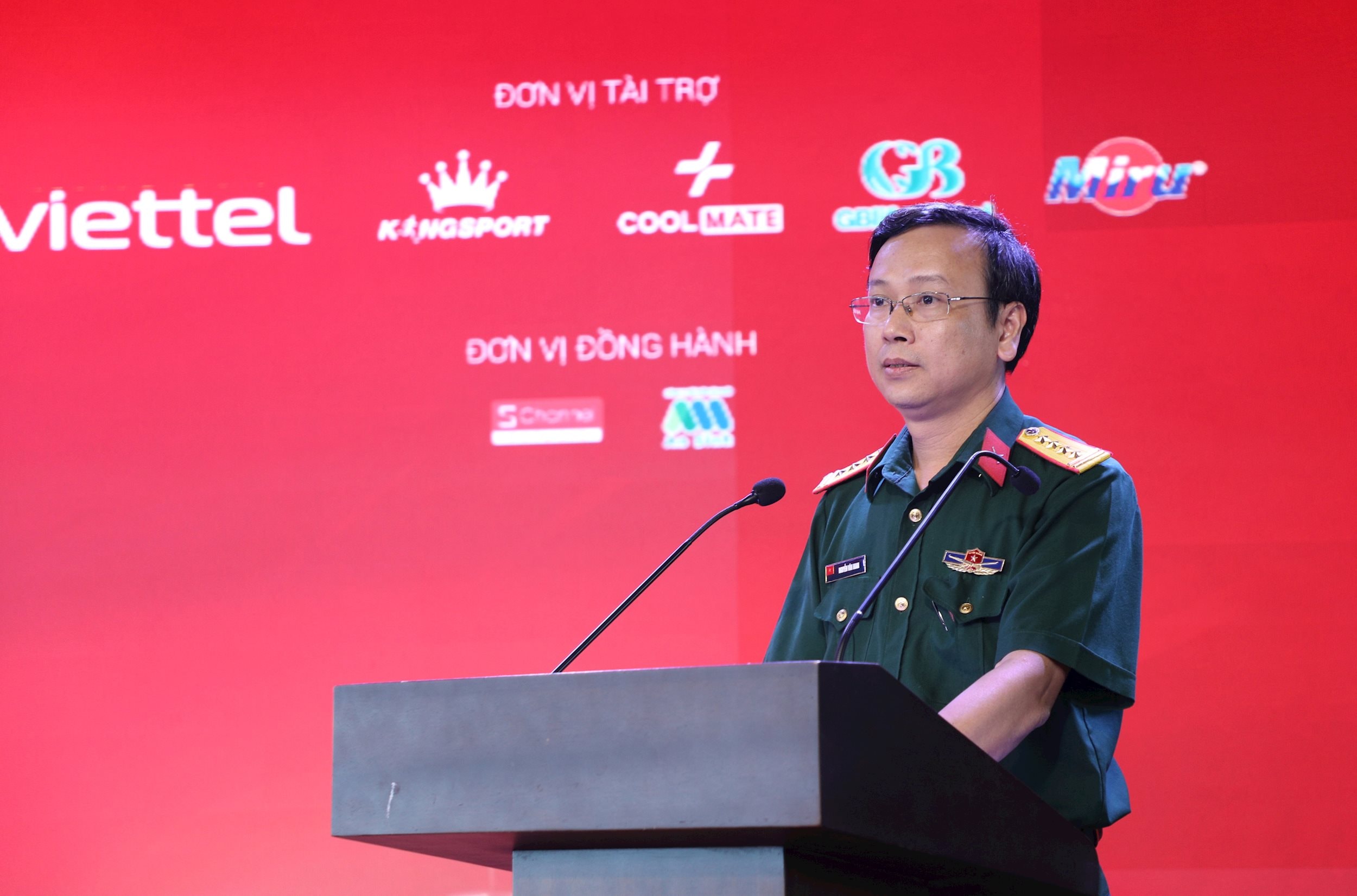 Phó Giám đốc Trung tâm Phát thanh - Truyền hình Quân đội, Đại tá Nguyễn Văn Hoan phát biểu tại buổi gặp mặt