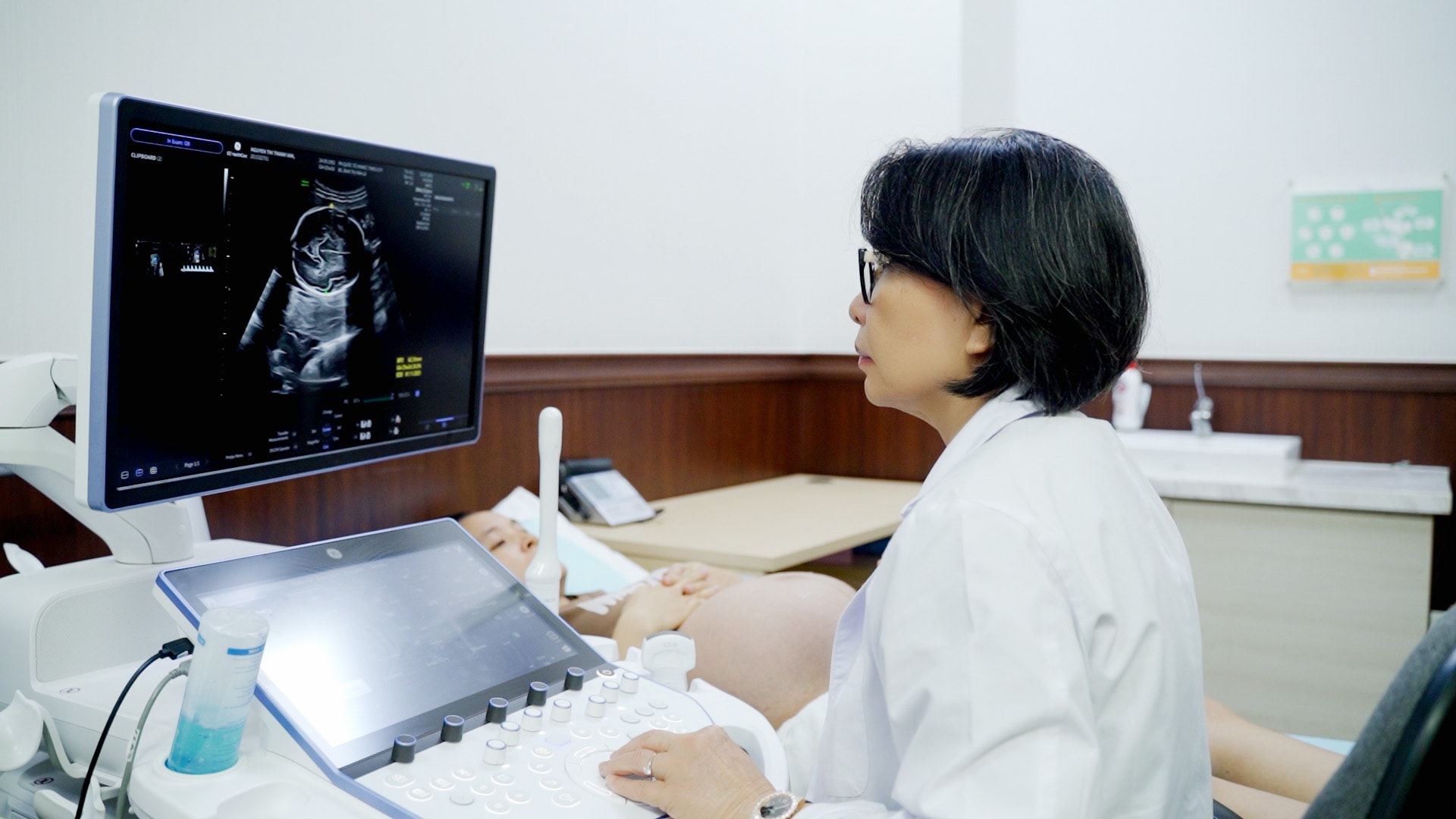 ThS.BS Đinh Thị Hiền Lê siêu âm cho sản phụ