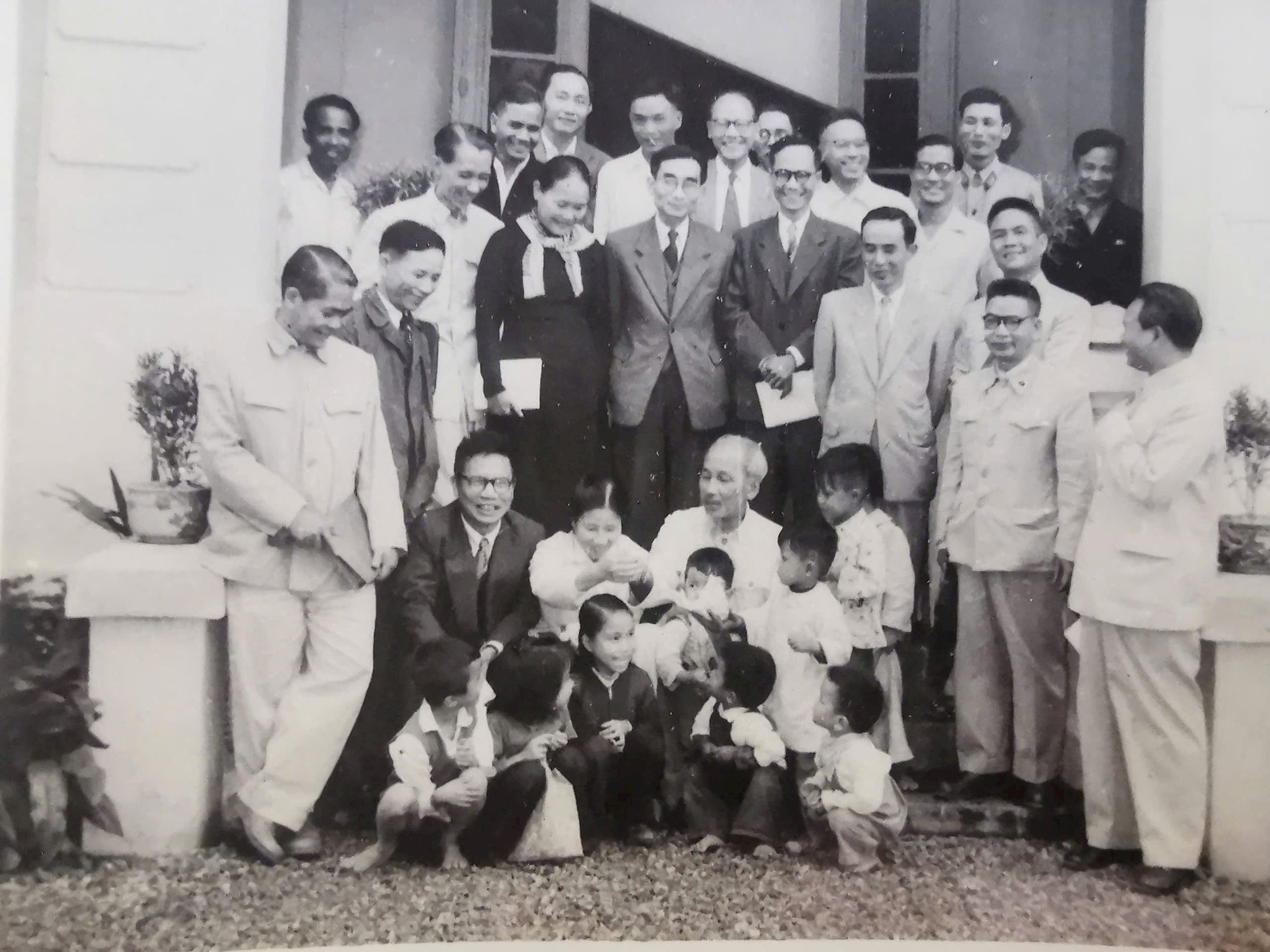 Chủ tịch Hồ Chí Minh gặp gỡ cán bộ, nhân viên Văn phòng Quốc hội năm 1959. Cậu bé được Chủ tịch Hồ Chí Minh ôm trong lòng là KTS Trần Đình Thái, con cụ Trần Đình Tri. Ảnh do cụ Tri chụp.