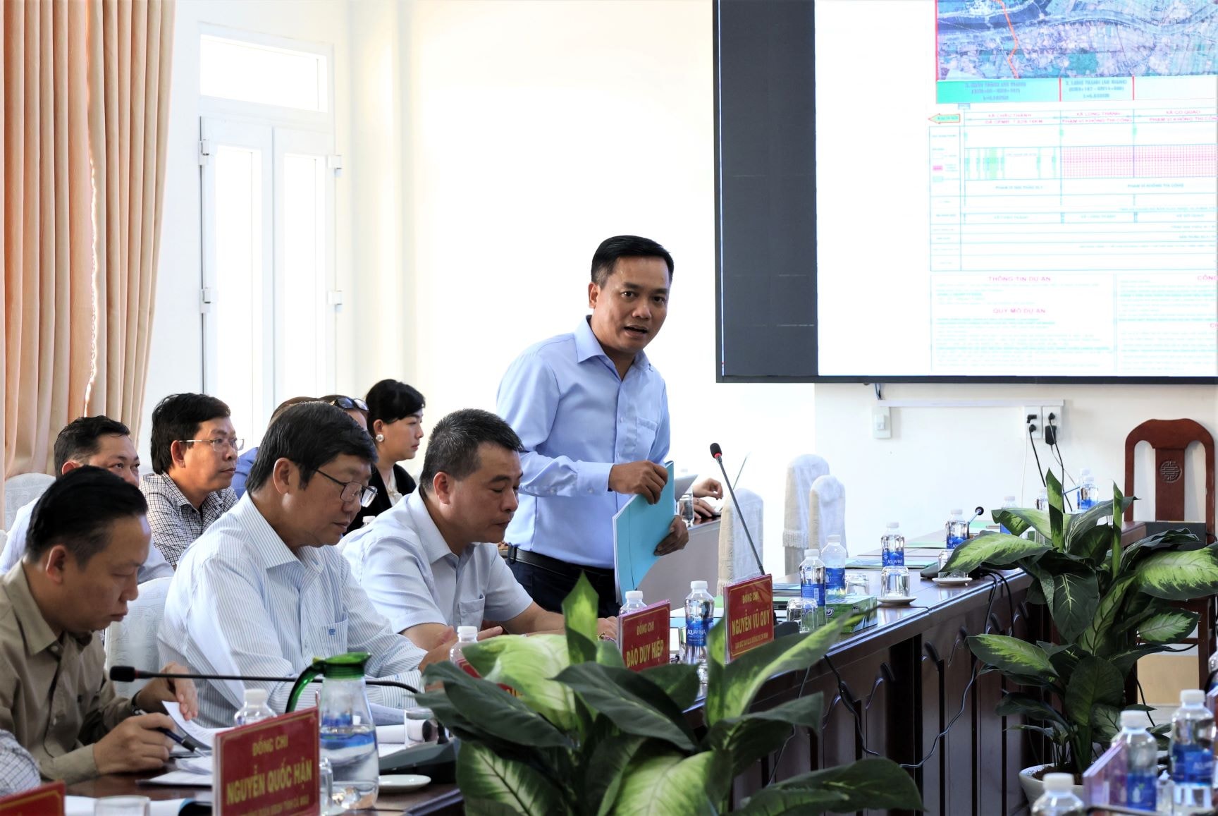 Phó giám đốc Quan quản lý dự án đường Hồ Chí Minh Lê Văn Sáu báo cáo về tiến độ dự án