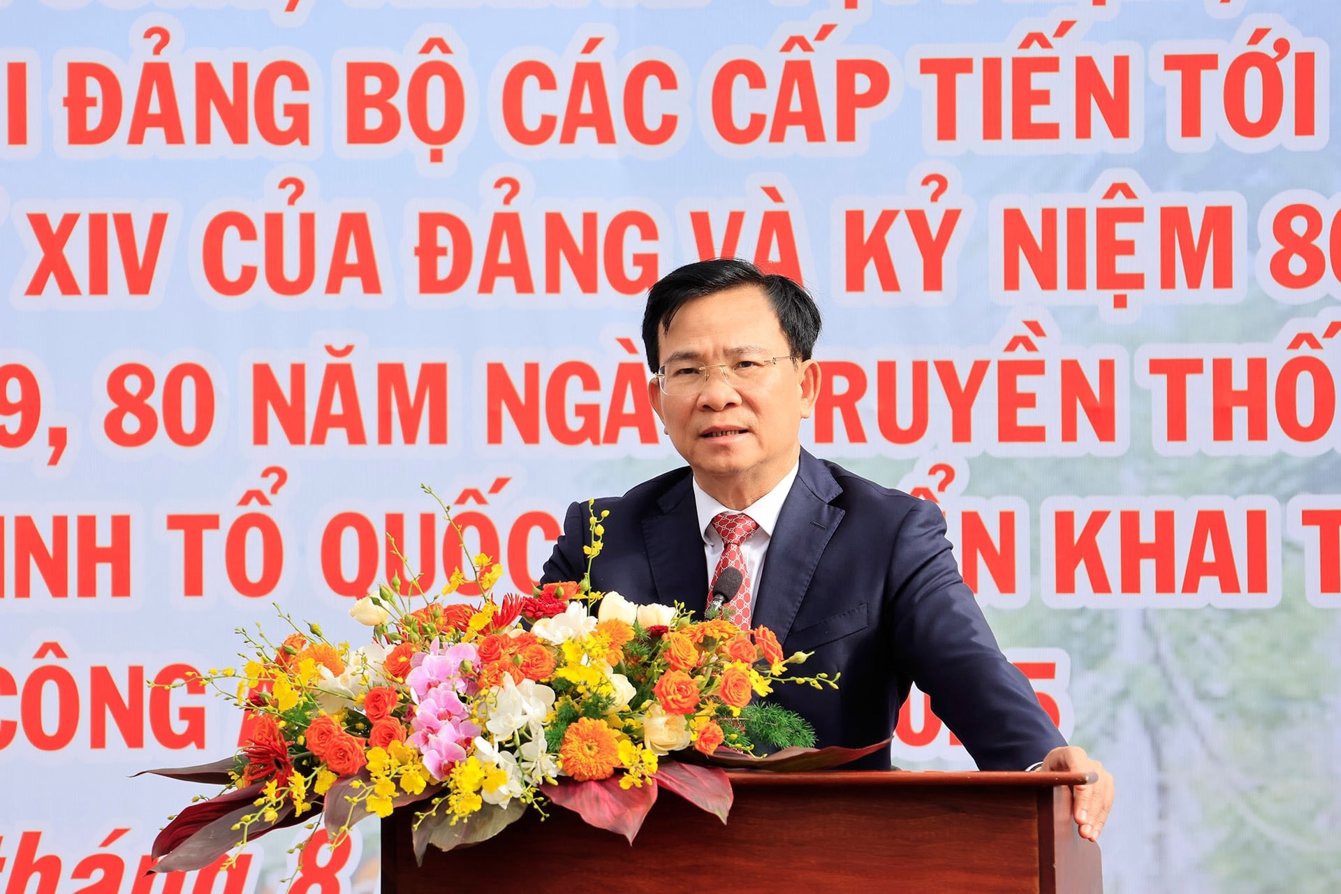 Phó Bí thư Tỉnh ủy, Chủ tịch UBND tỉnh Lâm Đồng Hồ Văn Mười phát biểu tại buổi lễ