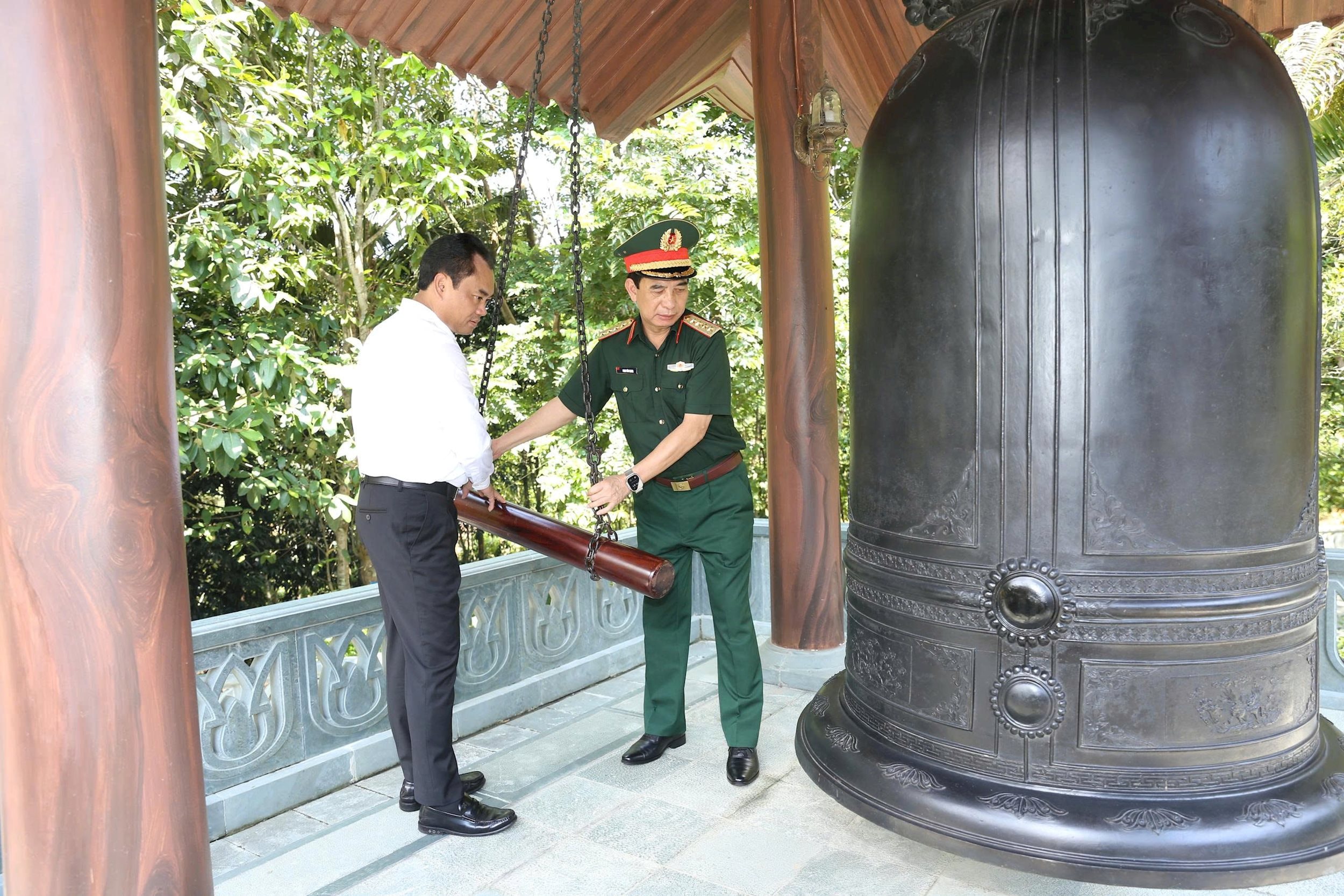 Đại tướng Phan Văn Giang và Bí thư tỉnh uỷ Thái Nguyên Trịnh Việt Hùng thỉnh chuông tại nhà tưởng niệm Hồ chí Minh trên đỉnh đèo De