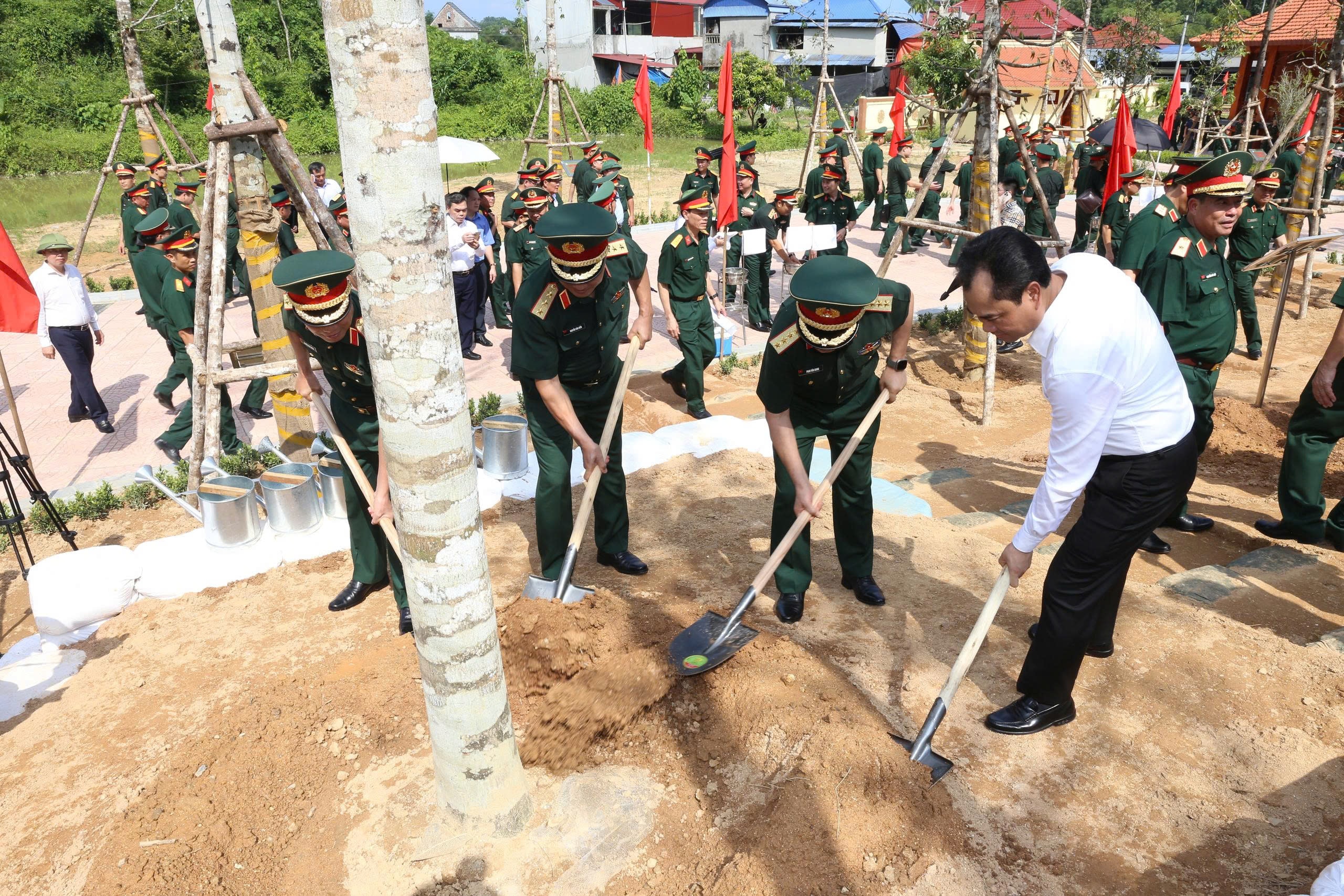 Đoàn công tác trồng cây lưu niệm tại di tích