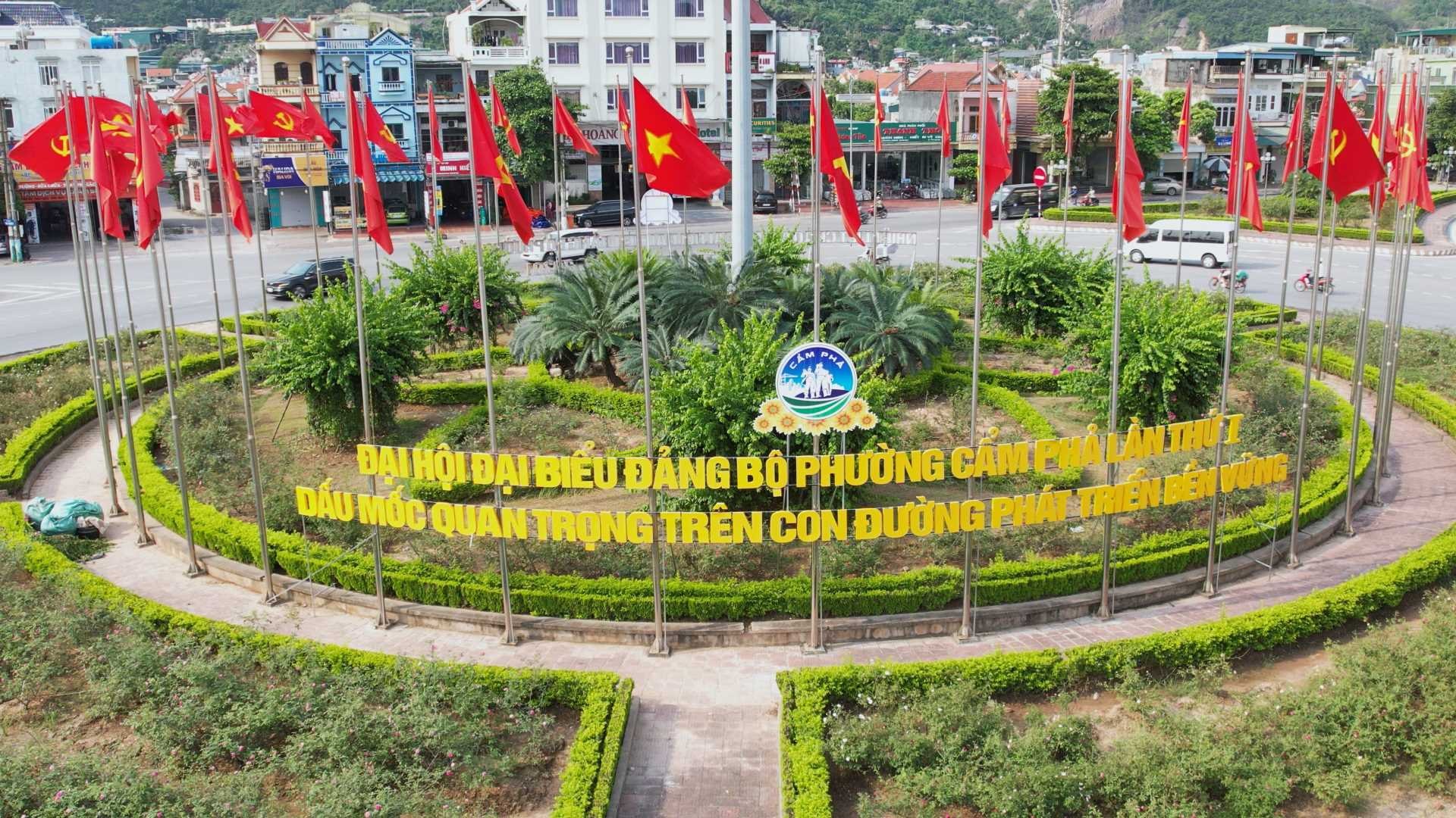 Các tuyến giao thông chính trên địa bàn phường Cẩm Phả được trang trí chào mừng Đại hội Đại biểu Đảng bộ phường lần thứ I, nhiệm kỳ 2025 - 2030. Ảnh: P. Nam