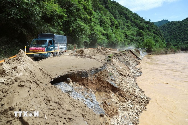 Hệ thống mái kè, bờ kè, rào chắn, hành lang phòng vệ mềm trên tuyến quốc lộ 7 bị lũ sông Lam tàn phá gây biến dạng, hư hại nghiêm trọng. (Ảnh: Xuân Tiến/TTXVN) ttxvn-nghe-an-ha-tang-giao-thong-thiet-hai-nhieu-tuyen-duong-bi-chia-cat-0308.jpg