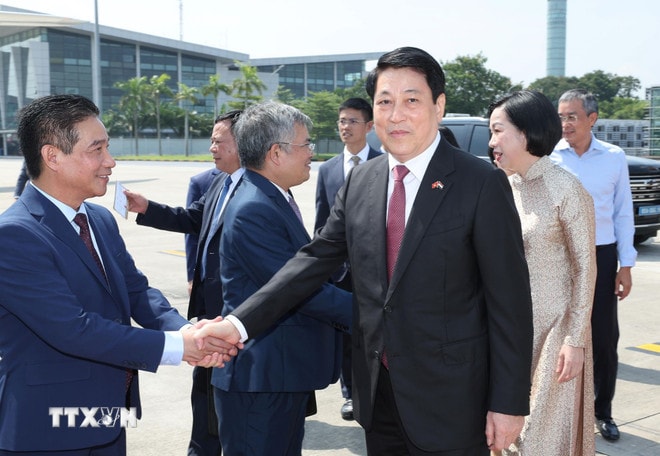 Đại biểu tiễn Chủ tịch nước Lương Cường và Phu nhân tại sân bay quốc tế Nội Bài, lên đường thăm cấp Nhà nước Ai Cập và Angola. (Ảnh: Lâm Khánh/TTXVN) ttxvn-chu-tich-nuoc-len-duong-tham-cap-nha-nuoc-ai-cap-va-angola-03.jpg