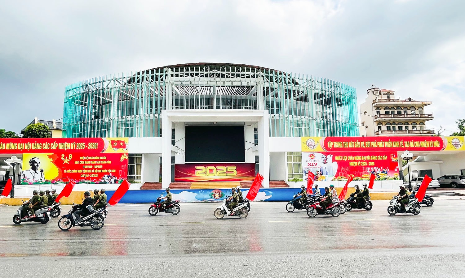 Các cơ quan công sở được trang trí pano rực rỡ. Ảnh: P. Nam