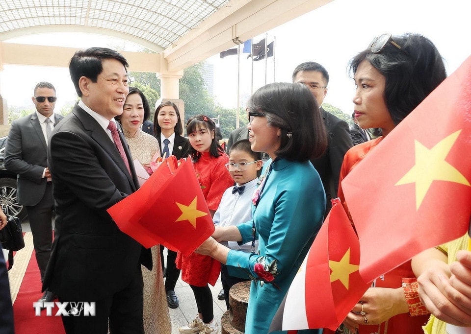 Kiều bào đón Chủ tịch nước Lương Cường và Phu nhân tại Thủ đô Cairo, Ai Cập. Ảnh: Lâm Khánh/TTXVN