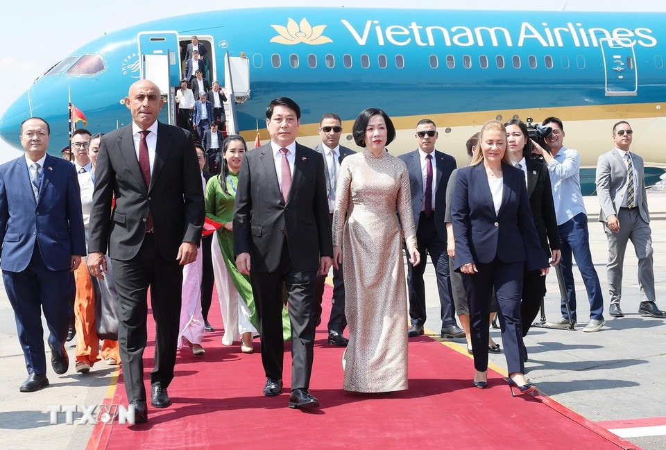 Lễ đón Chủ tịch nước Lương Cường và Phu nhân tại sân bay quốc tế Cairo, Ai Cập. Ảnh: Lâm Khánh/TTXVN