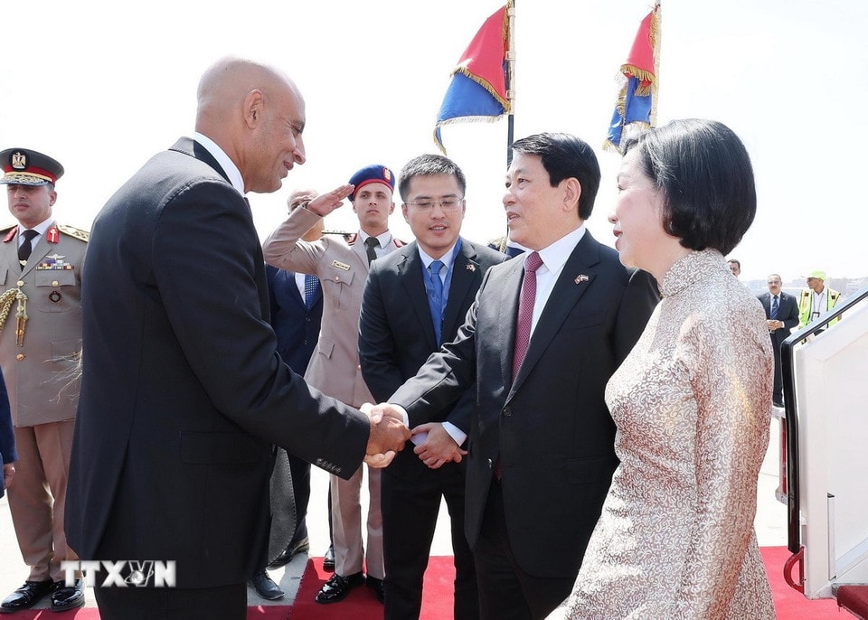 Bộ trưởng Bộ Giáo dục và Đào tạo Ai Cập Mohammed Abdel Latif đón Chủ tịch nước Lương Cường và Phu nhân tại sân bay quốc tế Cairo, Ai Cập. Ảnh: Lâm Khánh/TTXVN