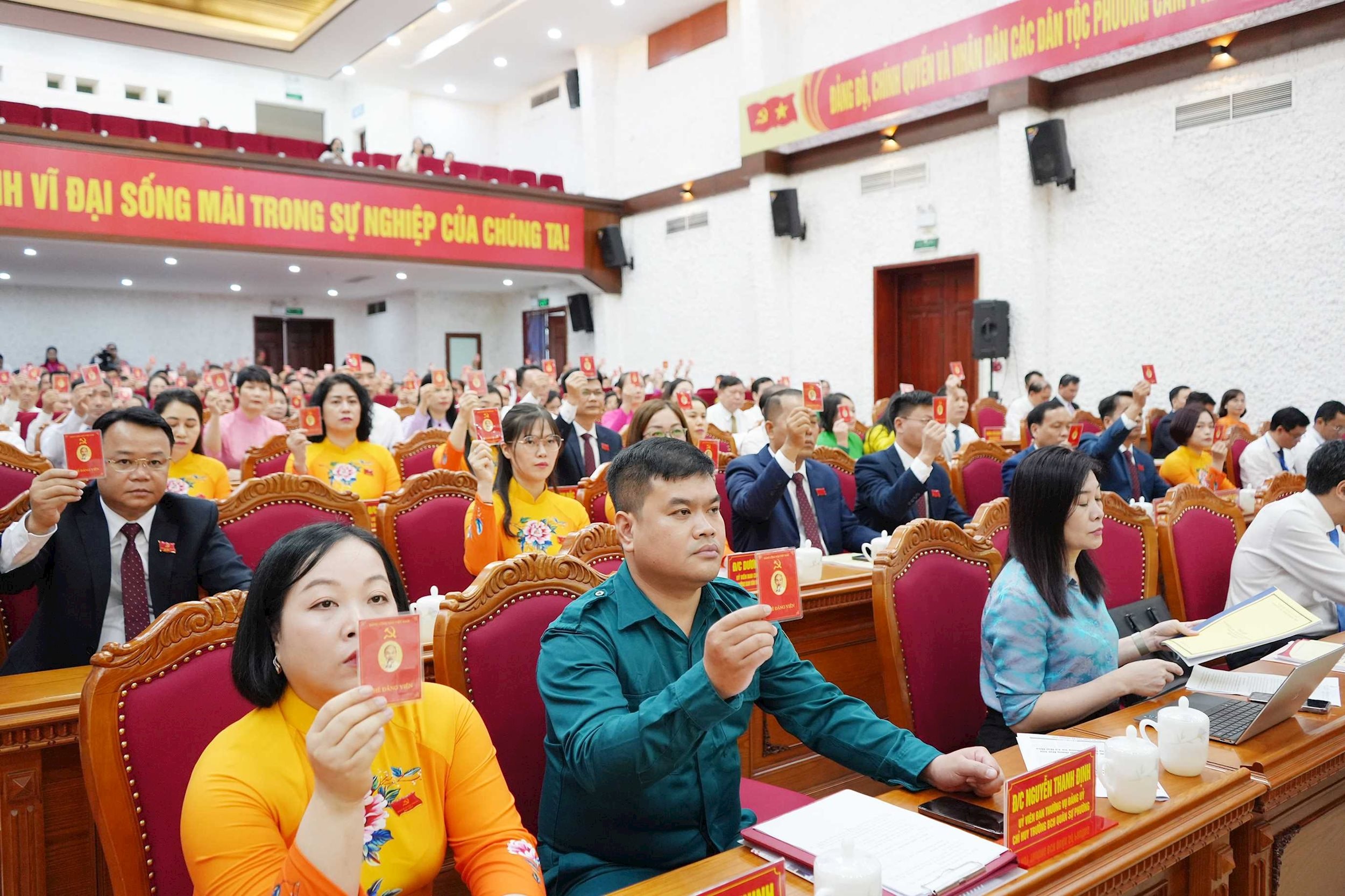 Đại hội Đảnh bộ phường Cẩm Phả thông qua tổng hợp ý kiến tham gia văn kiện Đại hội đại biểu toàn quốc lần thứ XIV của Đảng và văn kiện Đại hội đại biểu Đảng bộ tỉnh lần thứ XVI.