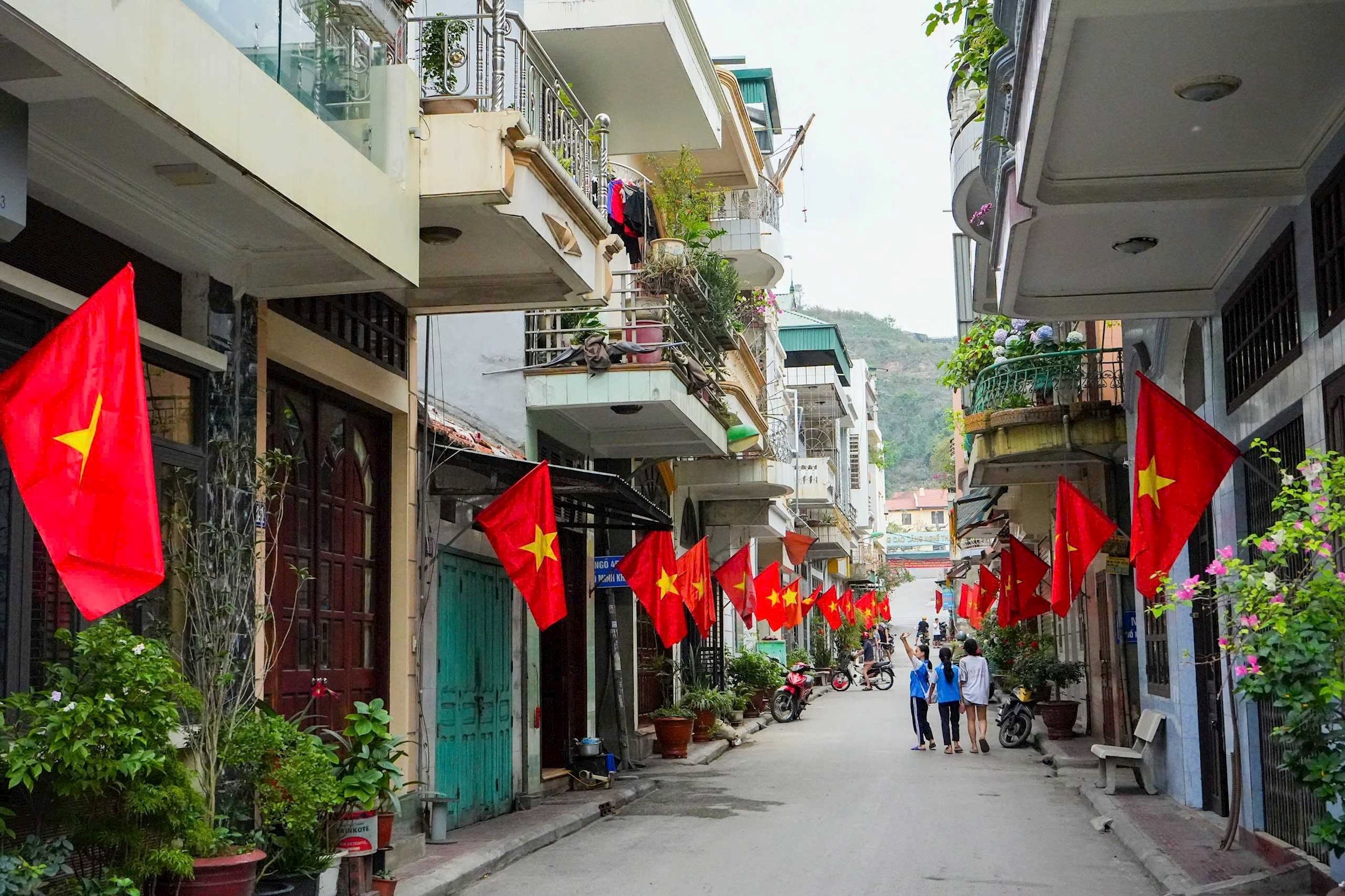 Các khu phố đều được trang hoàng rực rỡ sắc màu của cờ đỏ sao vàng, cờ búa liềm, khẩu hiệu, panô, biểu ngữ chào mừng Đại hội Đảng. Ảnh: P. Nam