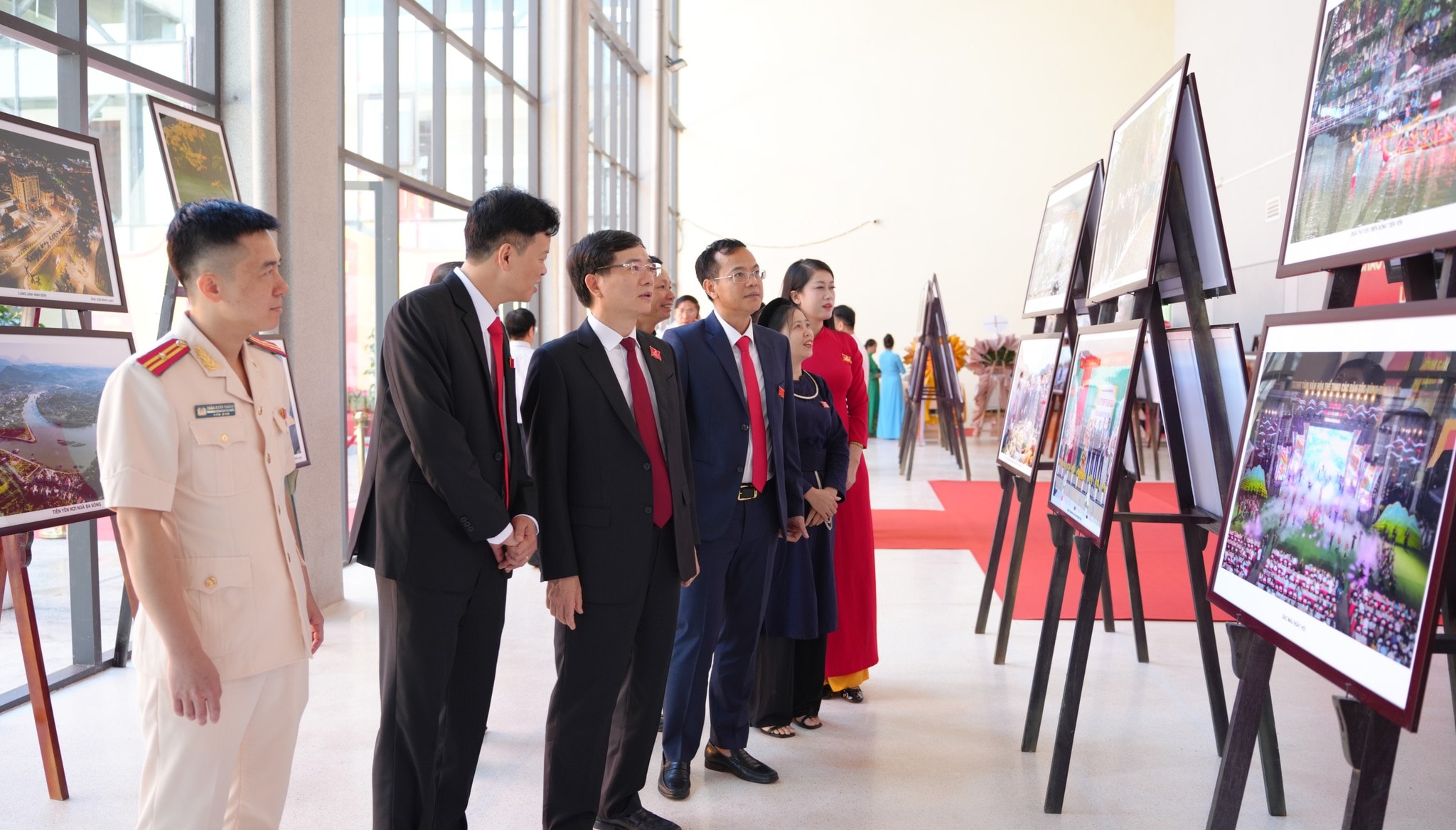 Phó Bí thư Tỉnh ủy Quảng Ninh Vũ Quyết Tiến và các đại biểu tham quan trưng bày tại Đại hội Đại biểu xã Tiên Yên lần thứ I. Ảnh: P. Nam