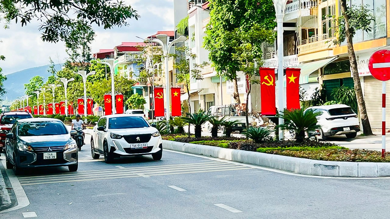 Đường phố tại phường Uông Bí rực rỡ cờ hoa hướng về Đại hội Đảng bộ phường lần thứ Nhất. Ảnh: P. Nam