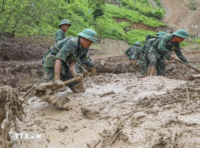 Chiến sĩ lội bùn nỗ lực tìm kiếm các nạn nhân mất tích (ảnh chụp lúc 6 giờ 58 ngày 2/8). (Ảnh: Xuân Tư/TTXVN) ttxvn-dien-bien-no-luc-khac-phuc-hau-qua-lu-quet-sat-lo-dat-0308.jpg