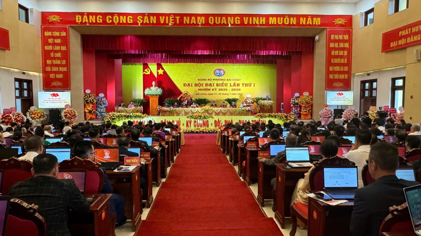 Quang cảnh Đại hội Đảng bộ phường Bãi Cháy.