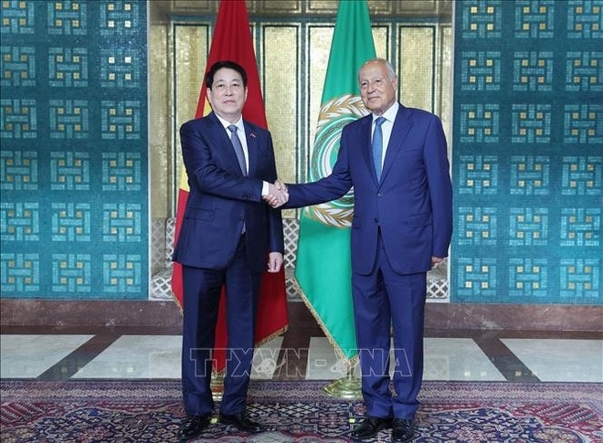 State President Luong Cuong (L) and Secretary-General of the League of Arab States Ahmed Aboul Gheit. (Photo: VNA) vna-potal-chu-tich-nuoc-luong-cuong-phat-bieu-chinh-sach-tai-lien-doan-arab-stand-8237.jpg