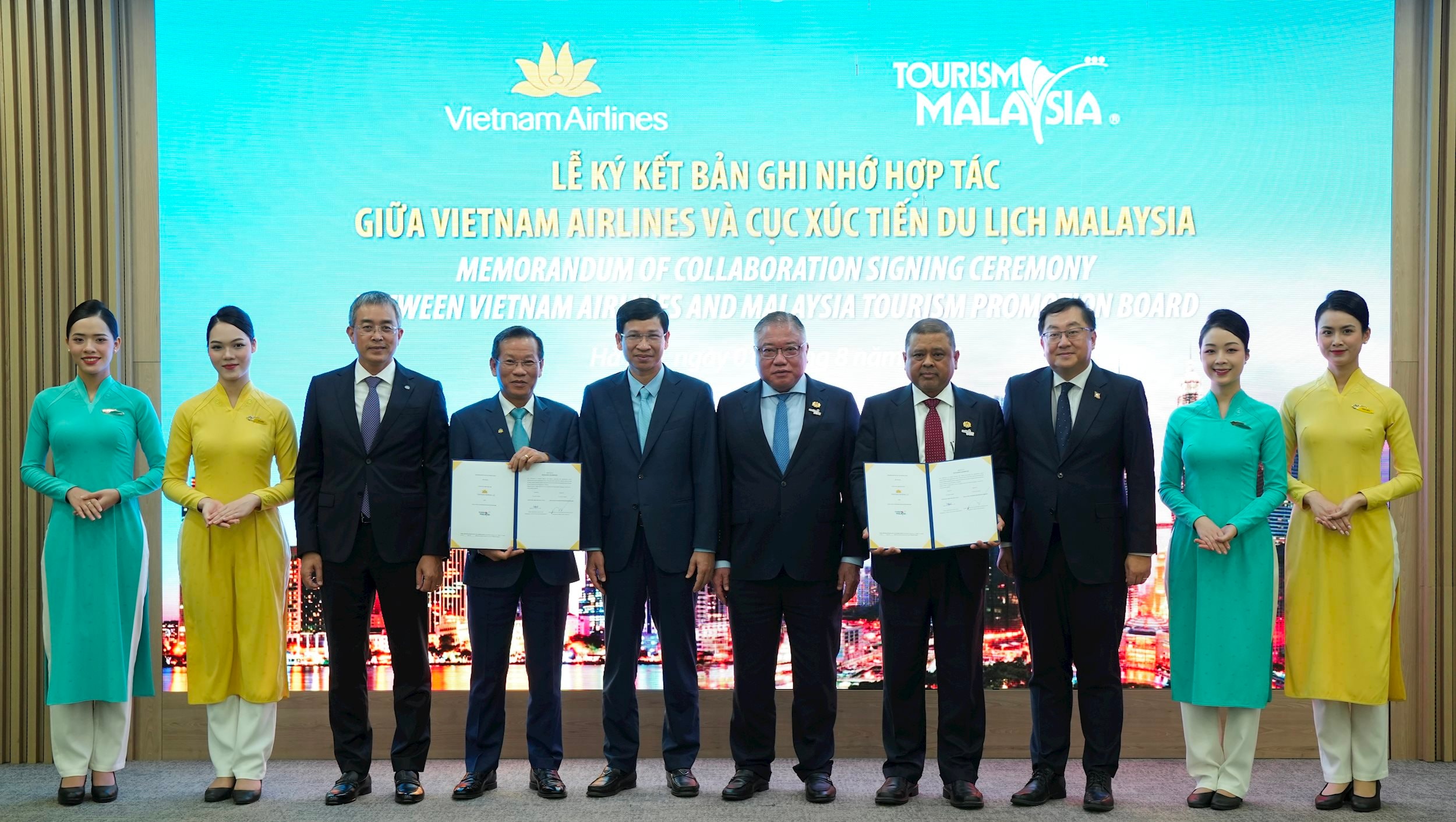 Ảnh 1- Vietnam Airlines và Cục Xúc tiến Du lịch Malaysia ký kết Biên bản ghi nhớ hợp tác nhằm tăng cường kết nối hàng không và quảng bá điểm đến. Ảnh VNA