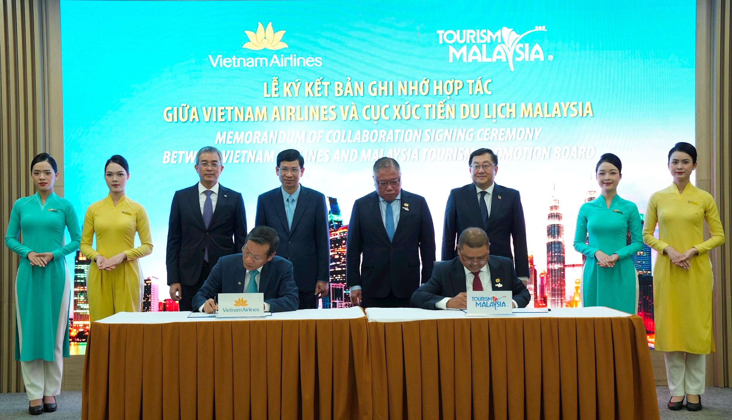 Ảnh 2- Việc ký kết Biên bản ghi nhớ là bước đi chiến lược giúp Vietnam Airlines tăng cường kết nối hàng không với Malaysia và thúc đẩy phát triển du lịch song phương. Ảnh VNA