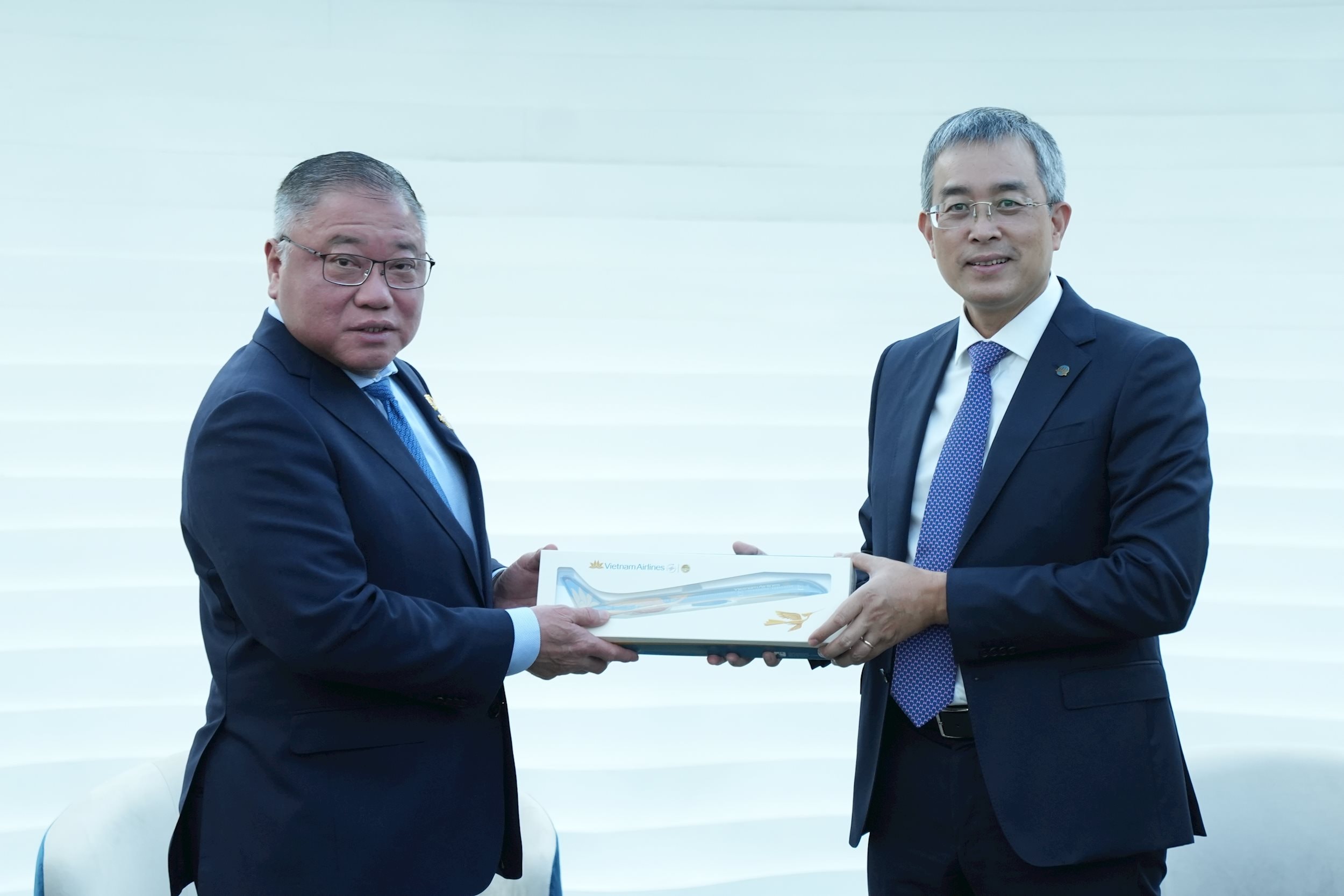 Ảnh 5- Ông Đặng Ngọc Hòa, Chủ tịch HĐQT Vietnam Airlines tặng quà lưu niệm cho ông Dato Sri Tiong King Sing, Bộ trưởng Bộ Du lịch, Nghệ thuật và Văn hóa Malaysia. Ảnh VNA