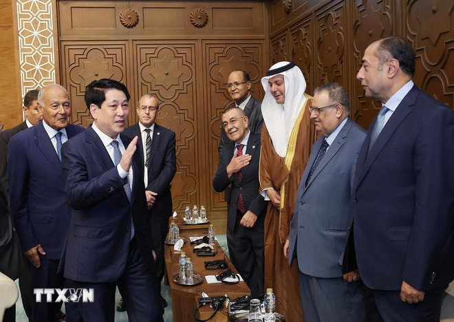 Tổng Thư ký Liên đoàn Arab Ahmed Aboul Gheit giới thiệu các đại biểu với Chủ tịch nước Lương Cường. (Ảnh: Lâm Khánh/TTXVN) ttxvn-chu-tich-nuoc-luong-cuong-phat-bieu-chinh-sach-tai-lien-doan-arab-0408-10.jpg